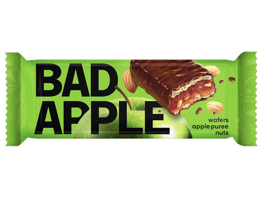 BAD APPLE 44g oblátky plnené jablkovým pyré s drvenými mandľami a arašidami celomáčané v kakaovej poleve