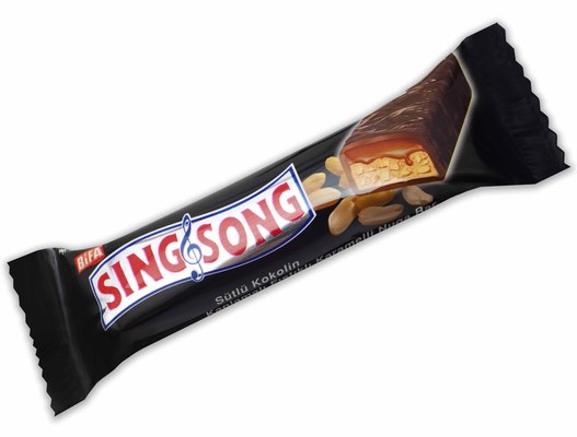 SING SONG 22g karamelová tyčinka s nugátom a arašidmi, celomáčaná v kakaovej poleve